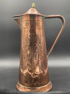 Carafe en cuivre gaufré vintage avec couvercle et motif floral pour événements de restauration, cuisine, salle à manger et présentation décorative, provenant d'Inde - Product Image 6