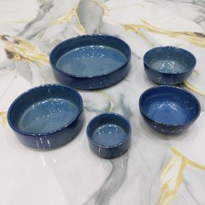 Collection de vaisselle élégante en porcelaine bleue avec bols coordonnés, plat de service, cuisine sophistiquée pour restaurants ou hôtels - Product Image 2