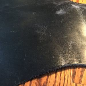 หนังวัวและหนังควายเคลือบน้ำมัน หนังแท้เกรนดี ทนต่อคราบสกปรก สีดำ สำหรับรองเท้า กระเป๋า เข็มขัด โซฟา เฟอร์นิเจอร์ - Product Image 1