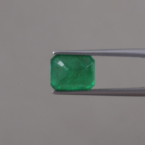 Émeraude Naturelle en Gros Certifiée IGI, Pierre Précieuse Non Montée, 3,75 Carats, Coupe Émeraude, Forme Octogonale 10x8mm, Vert Premium à Changement de Couleur - Product Image 3