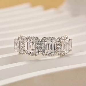 Bague d'anniversaire élégante en argent sterling plaqué or blanc avec pierre blanche en moissanite taille émeraude et halo, en argent 925, pour femme. - Product Image 5
