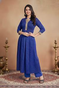 Ensemble Kurta et pantalon en Georgette imprimé Leheriya bleu, col en V, longueur mollet, ourlet rond, tenue ethnique pour femme, tailles S M L XXL - Product Image 3