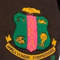   Sorority Inc By Culture By Merit Sweat-shirt en chenille noir pour femme, haut à col rond brodé de lettres grecques, de qualité supérieure