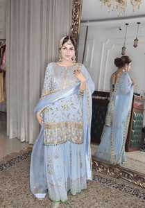 Ensemble Sharara élégant en Faux Georgette lourdement brodé avec Dupatta en Soie Organza, Tenue de Mariage Indienne et Pakistanaise, Paillettes, Perles et Dentelle - Product Image 3