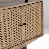 Meuble TV en rotin Vandana Novara Arista, console de divertissement moderne en rotin naturel tressé