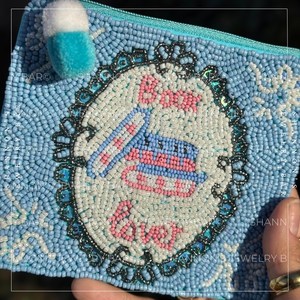 Handgefertigter Personalisierter Perlen-Reißverschluss-Münzbeutel Quadratischer Blauer BFF 4Ever Buchstaben Pompon-Beutel - Product Image 3