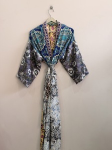 Robe Kimono en Soie Satinée Faite Main avec Patchwork, Manches Longues, Fermeture à Cordon avec Logo sur le Devant, Idéale pour les Vacances, Peignoir d'Été - Product Image 6