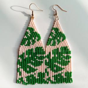 Boucles d'oreilles élégantes brodées de perles décoratives, accessoires longs faits main de qualité supérieure pour tenues de fête - Product Image 1