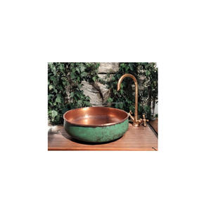 Bassin décoratif en cuivre rustique avec un design antique artisanal pour les maisons haut de gamme, les restaurants et les propriétés traditionnelles - Product Image 1