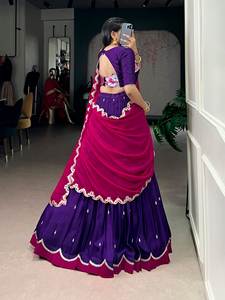 Lehenga et blouse traditionnels Naysha avec broderie de sequins et dupatta - Product Image 3