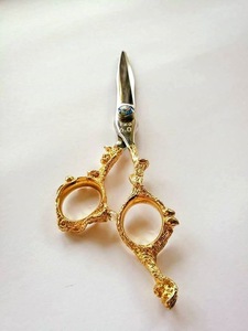 Tijeras de Barbero para Zurdos de Acero Inoxidable de Alta Calidad, Acabado Dorado, Hoja Afilada, para Entresacar, con Diseño de Mango de Dragón y Tornillo Rojo - Product Image 3