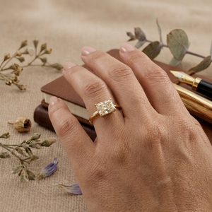 Bague de fiançailles minimaliste en or 14K 18K avec diamant solitaire taille princesse et bande fine pour femme - Product Image 4