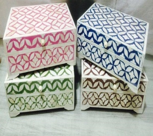 Caja de Joyería Artesanal con Incrustaciones de Hueso, Cajas con Diseño Floral, Decoración para el Hogar, Almacenamiento de la India, Presentada en Tiendas de Artículos para el Hogar de Londres - Product Image 6