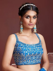 Robe de demoiselle d'honneur bleue brodée en soie à séchage rapide, style crop top et lehenga turquoise coupe trapèze, bretelles spaghetti, longueur ras du sol, naturelle - Product Image 2