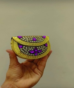 Mini bolso de mano Kundan de latón dorado para uso nocturno con diamantes y cierre de hebilla DE F S INTERNATIONAL - Product Image 2