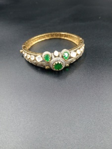 Bracelet manchette plaqué or de luxe avec pierre doublette verte taille émeraude, bijou classique pour femme, idéal pour mariage - Product Image 6