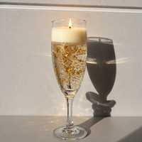 Elegante Weinglas-Inspirierte Dekorative Kerze mit Goldflakes, Premium Geschenkkerzen mit Vanilleduft