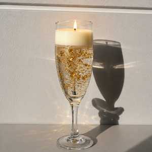 Vela de Copa de Champán con Escamas Doradas, Elegante Vaso de Vino Hecho a Mano, Vela Decorativa Inspirada, Velas de Regalo Premium - Product Image 2