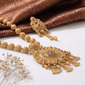 Conjunto de Collar Largo Tradicional de Cobre Chapado en Oro con Cuentas de Imitación, Cadena de Cuerda y Pendientes Jhumka a Juego, Estilo Étnico Indio para Boda - Product Image 2