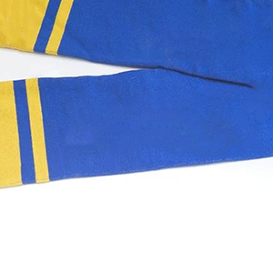 ผ้าพันคอ Sigma Retro Royal Blue Yellow Bar Scarf ลายวินเทจสำหรับแฟนฟุตบอล ผลิตจากอะคริลิกถักสองชั้น ขอบผ้าแต่งพู่ ให้ความอบอุ่น เหมาะสำหรับใช้ในโรงเรียนและมหาวิทยาลัย - Product Image 6