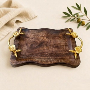 Bandeja de servir hecha a mano de madera de mango con elegantes asas metálicas florales doradas, plato decorativo rectangular de lujo para decoración de hoteles. - Product Image 4