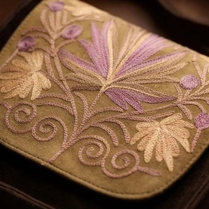 กระเป๋าสะพายปักลายแบบแคชเมียร์ หนังกลับสีน้ำตาล พร้อมลายพฤกษศาสตร์สีลาเวนเดอร์และสีทอง - Product Image 3