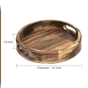 Plateau de service rond en bois de mangue à usage multiple avec poignées découpées pour les repas, les collations, la table basse ou le comptoir de la cuisine. - Product Image 4