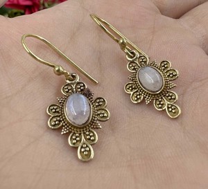 Boucles d'oreilles pendantes vintage en laiton faites à la main avec pierre de lune naturelle et pierres précieuses - Product Image 5