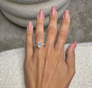 Anillo de Compromiso con Diamante Cultivado en Laboratorio de Corte Ovalado de 3.50 Quilates |   Anillo de Boda Solitario con Halo Oculto en Oro de 18K |   Lujo Certificado por IGI - Product Image 2