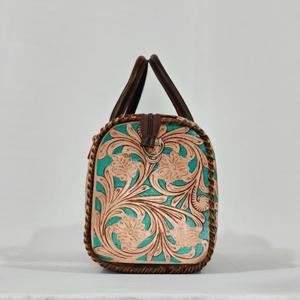 Sac de voyage de luxe en cuir véritable, orné de motifs floraux, fait main, avec fermeture éclair, design durable, couleur turquoise et beige - Product Image 2
