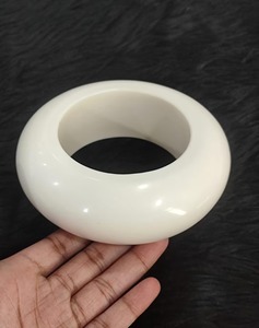 Pulsera de Resina Hecha a Mano de la Mejor Calidad con Diseño Colorido, Joyería Ligera y Moderna para Mujer y Uso Diario en Venta - Product Image 1
