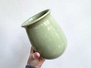 แจกันเซรามิกสีเขียวมิ้นท์สงบ พร้อมรูปทรงโค้งมนอันนุ่มนวล เคลือบเงาแบบมีลายจุดเล็กน้อย และดีไซน์เหนือกาลเวลาสำหรับพื้นที่ใช้สอยสมัยใหม่ - Product Image 2