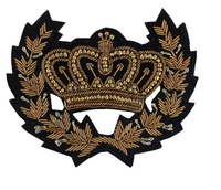 Patch / Badge brodé en tissu de luxe, broderie à la main en fils de soie, motif d'écusson d'ours, forme bouclier, à coudre avec épingle de sûreté, logo personnalisé en relief