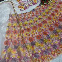 Lehenga Choli brodé en fil de soie Kasturi et de sequins, avec jupe évasée de 3,25 mètres et dupatta en soie créponnée de créateur