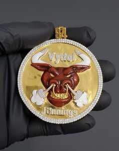 Colgante de moissanita redonda con cabeza de toro y nombre, chapado en plata de ley 925, joyería fina, dijes para hombre, ideal para regalo. - Product Image 1