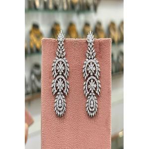 Boucles d'oreilles élégantes en argent plaqué de qualité supérieure avec de magnifiques zircons CZ pour femmes et filles, pour les tenues de soirée, pour les occasions festives, à la mode - Product Image 1