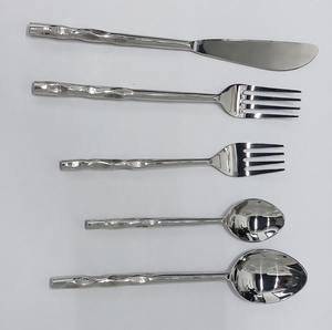 Juego de cubiertos de acero inoxidable de diseño único con mango de metal liso, vajilla de estilo moderno, juego de cubiertos pulidos a espejo en venta - Product Image 3