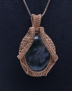 Collier en agate naturelle avec pendentif enroulé de fil de cuivre |   Collier artisanal bohème en pierres précieuses - Product Image 3