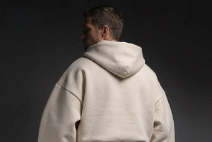 Sweat à capuche oversize personnalisé en molleton bouclette 400 g/m² en coton biologique épais pour homme, coupe courte avec logo imprimé par décoloration sur le devant - Product Image 4