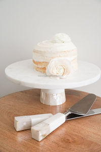 Support à gâteau rectangulaire artisanal en bois avec design en nacre pour mariage et célébrations anniversaires - Product Image 4