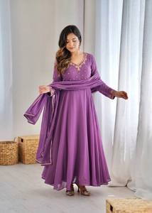 El ajuste favorecedor y el diseño étnico clásico lo convierten en un conjunto imprescindible para mujeres que adoran la moda tradicional elegante y moderna. - Product Image 1