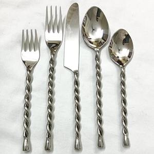 Nouvel arrivage : Ensemble de service en métal avec poignées à pois, finition miroir, compatible lave-vaisselle, idéal pour les mariages – Ensemble de couverts - Product Image 6