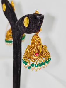 Boucles d'oreilles Jhumka en or massif 22 carats, style antique, motif Lakshmi, faites à la main, avec émeraudes vertes et perles naturelles - Product Image 3