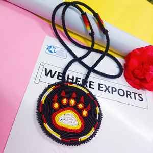 Collier pendentif patte d'ours perlé fait main avec perles noires, rouges, jaunes et blanches et cordon long pour un style artistique traditionnel - Product Image 5