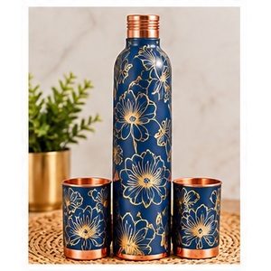 Juego de botellas de agua de cobre hechas a mano con diseño floral en negro y dorado, portátiles para uso doméstico. - Product Image 3