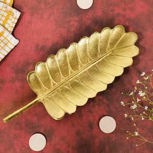 Plateau décoratif moderne en aluminium plaqué or de forme irrégulière, pour bijoux, idéal pour la décoration de table de mariage ou de fête - Product Image 4