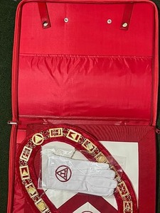 Conjunto de Regalia Masónica del Arco Real – Mandil de Capítulo, Collar de Cadena, Guantes y Estuche de Transporte – Kit Masónico para Sacerdote Superior/Excelente Compañero - Product Image 3