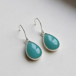 ต่างหูห้อยทรงหยดน้ำ แคลซิโดนีสีน้ำเงินธรรมชาติ เงินแท้ 925 ชุบทอง 14K งานแฮนด์เมด ของขวัญเครื่องประดับ - Product Image 2