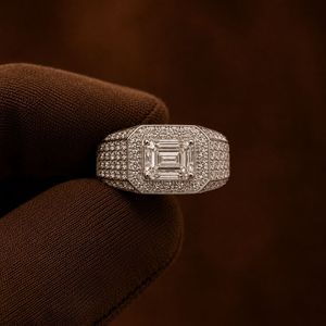 Anillo de Compromiso de Plata de Ley con Diamante en Forma de Esmeralda, Halo de Moissanita y Banda Pavé, Joyería para Propuesta - Product Image 2