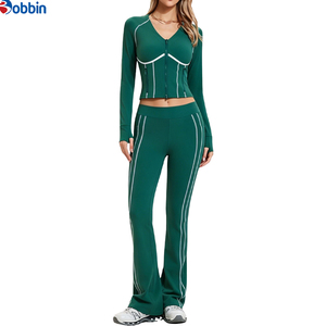 Ensembles de sport classiques pour femmes, personnalisables et très demandés, comprenant un haut et un pantalon évasé, ensembles décontractés et tendance pour femmes - Product Image 1